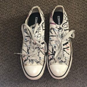 Women’s 8 doodle low top converse